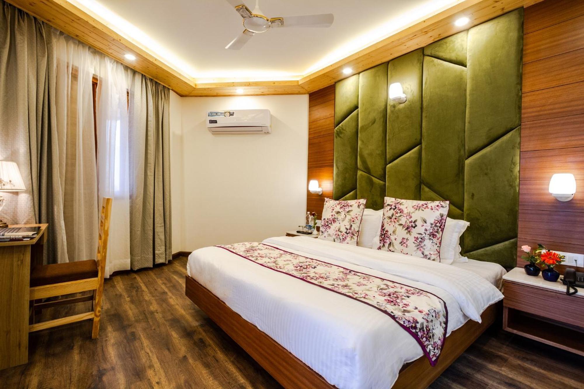 Anand Vardhan Resorts Manali  Room photo