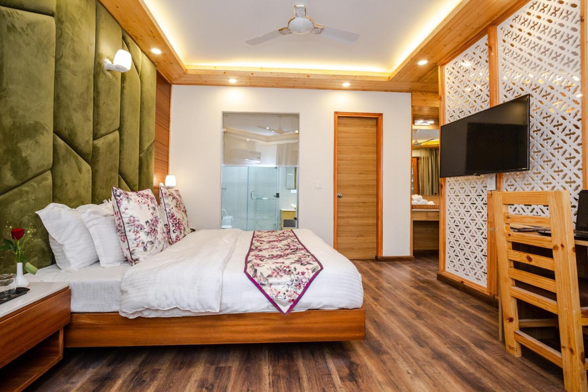 Anand Vardhan Resorts Manali  Room photo