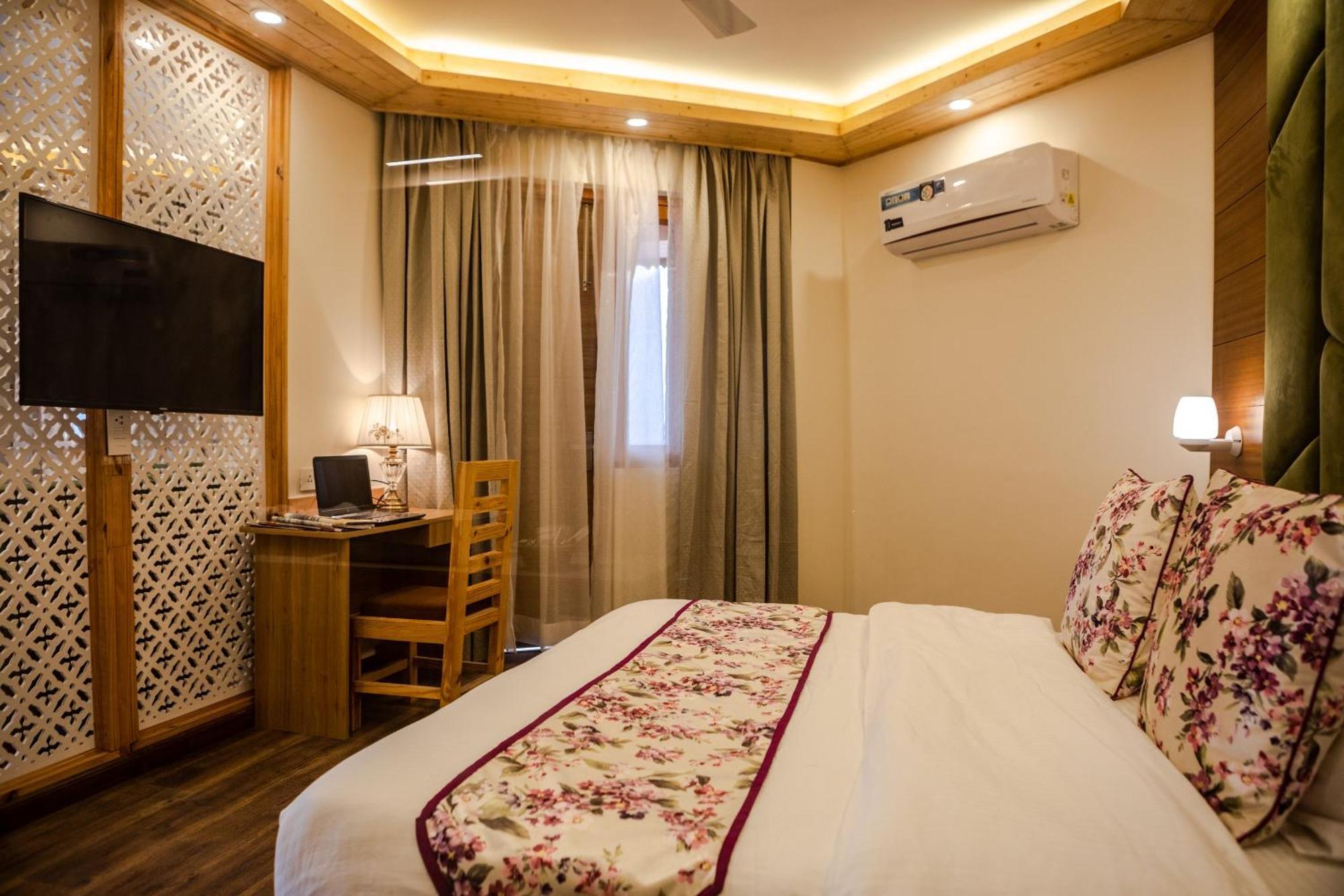Anand Vardhan Resorts Manali  Room photo